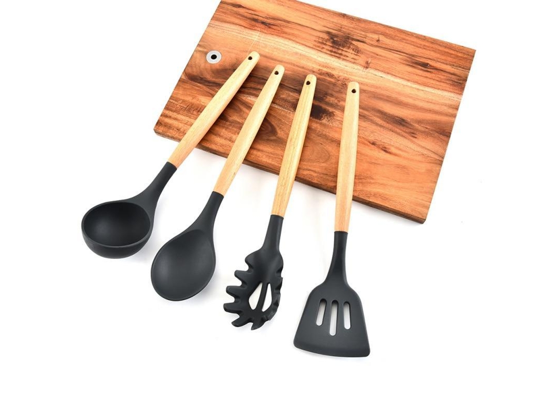 Utensilios de cocina de madera en un recipiente de madera